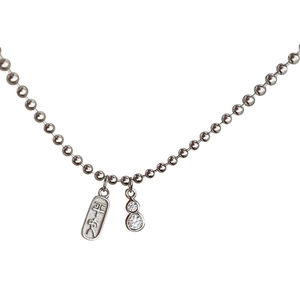 Bracelet en perles d'argent avec pendentif Pingan et gourde en zircon sur fond blanc