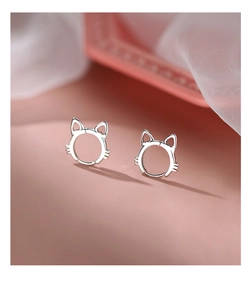 Detail view of cat-shaped S925 sterling silver hoop earrings with cute ear and whisker design