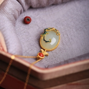 Ancient gold-plated Hetian jade dragon pendant necklace with silk jewelry box display