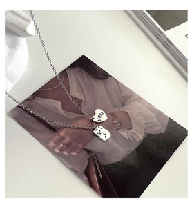 Détail du pendentif coeur argenté avec gravure HOPE et charmant petit ours mignon