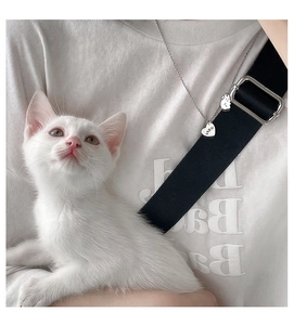 Détail du pendentif cœur en argent avec gravure HOPE et petit charme de chat