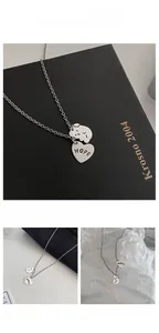 Détail du collier argenté avec pendentifs cœur HOPE et chien, avec chaîne d'extension