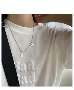 Détail du pendentif ours et cœur avec gravure HOPE sur collier argenté porté
