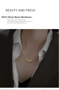 Détail du collier avec pendentif cinq grains en argent S925 sur un mannequin