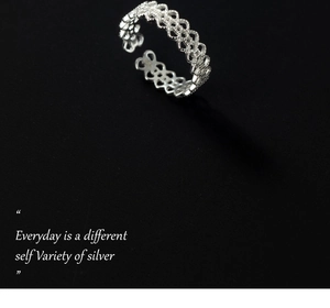 Vista dettagliata dell'anello in argento sterling S925 con motivo a cuore e pizzo