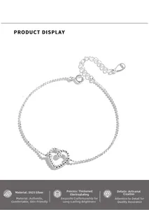 Dettaglio del bracciale in argento S925 con ciondolo a cuore intrecciato e chiusura a moschettone