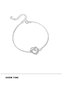 Dettaglio macro del bracciale a cuore in argento S925 con bordo a corda e chiusura