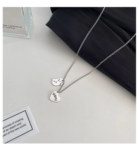 Détail du collier vintage argenté avec pendentif cœur gravé Hope et petit ours mignon