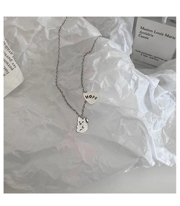Détail du collier argenté avec pendentif coeur HOPE et charm de petit chiot au style mignon