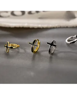 Vue macro de boucles d'oreilles créoles croix en émail noir, finitions or et argent