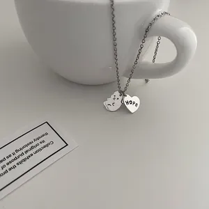 Collier en argent sterling S925 avec pendentif ours et cœur sur fond blanc élégant