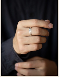 Détail macro de la bague en argent brossé avec caractères chinois gravés sur le métal