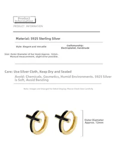 Détail des créoles en argent S925 plaqué or avec motif croix noire, diamètre de 12 mm