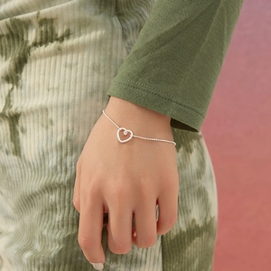 Elegante bracciale a cuore in argento con catena a corda al polso, moda minimalista