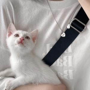 Collier argenté avec cœur Hope et pendentif chat sur un sweat à capuche blanc