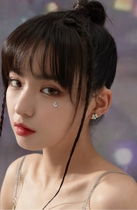Détail du clou d'oreille fleur en argent avec pierre verte et cristaux étincelants