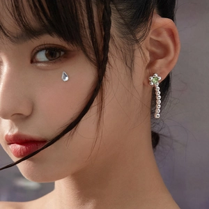 Élégantes Boucles d'Oreilles Clous Fleur Asymétriques pour Femmes Cuivre Plaqué Or Blanc Strass Vert Bijoux de Mode Floraux