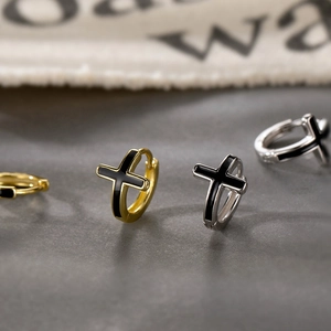 Boucles d'oreilles créoles croix en émail noir finitions or et argent pour femmes