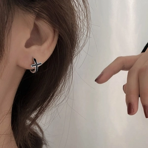 Boucles d'oreilles créoles minimalistes en métal argenté avec croix en émail noir