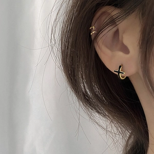 Ensemble minimaliste avec boucle d'oreille croix noire et ear cuff doré chic