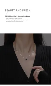 Gros plan du collier en argent S925 avec pendentif carré noir porté par un modèle
