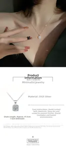 Dettaglio della collana in argento S925 con ciondolo quadrato in zircone e catena regolabile
