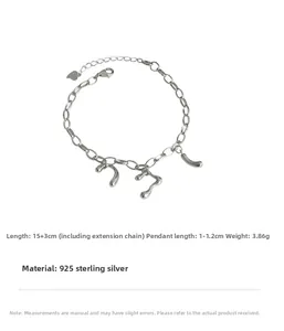 Vue détaillée des breloques lave en argent S925 sur un bracelet à maillons ovales