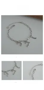 Détail macro du bracelet en argent S925 avec pendentifs lave et breloque coeur gravée