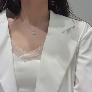 Dettaglio della collana con ciondolo quadrato halo e micro-pave di zirconi cubici