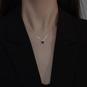 Collier Pendentif Carré Noir en Cuivre Plaqué Or Minimaliste Bijoux Élégants Chaîne Vénitienne Géométrique pour Femmes