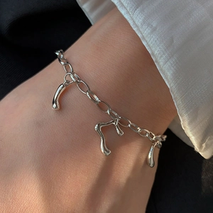 Bracelet à Breloques en Lave Irrégulière Minimaliste Cuivre Plaqué Or Blanc Chaîne Métal Liquide pour Femme Bijoux