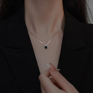 Collier minimaliste avec pendentif carré noir et chaîne serpent argentée pour femme