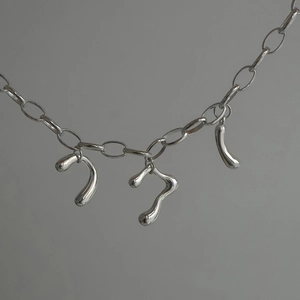 Bracelet à breloques en argent lave irrégulière avec pendentifs en métal liquide pour femme
