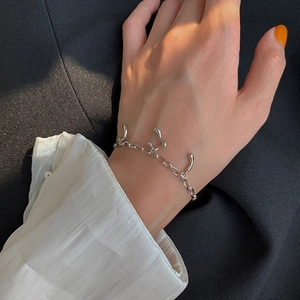 Bracelet lave irrégulier pour femme avec gouttelettes de métal liquide argenté et chaîne fine