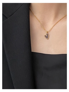 Nahaufnahme der minimalistischen s925 Silber Goldkette mit dunkelrotem Herzanhänger
