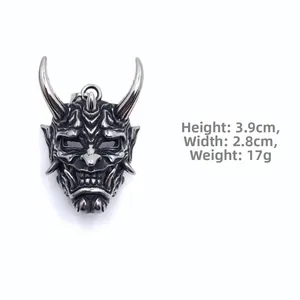 Dettaglio macro del ciondolo maschera Hannya con misure di 3,9 cm di altezza e 2,8 cm di larghezza