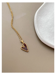 Detailaufnahme der s925 Silber Goldkette mit einem dunkelroten Emaille-Herzanhänger