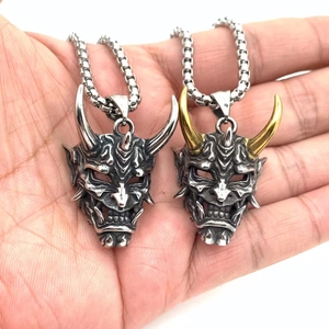 Pendenti maschera Hannya stile punk in acciaio al titanio con corna e dettagli fini