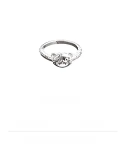 Macro de la bague tigre évidée en argent 925 avec textures métalliques détaillées