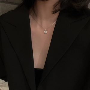 Collana classica con ciondolo in zirconia quadrata e catena d'argento per donna