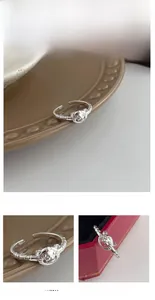 Gros plan sur une bague tête de tigre évidée montrant la texture et les détails en argent
