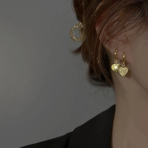 Boucles d'oreilles cœur vintage en or avec texture martelée suspendues à un anneau