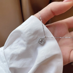 Elegante collana in argento con pavé di zirconi e pietra centrale su polsino bianco