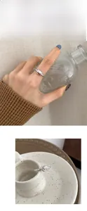 Vue détaillée de la bague tête de tigre ajourée en argent s925 pour femme