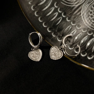 Élégantes créoles cœur en argent sterling 925 avec un design scintillant sablé
