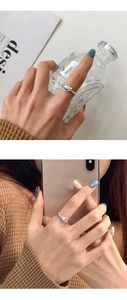 Vue détaillée d'une bague ours en argent sur une main avec un fond lifestyle esthétique