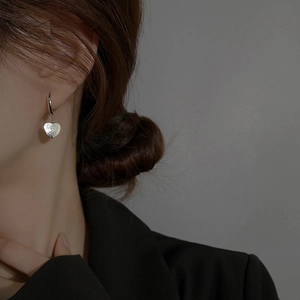 Boucles d'oreilles créoles coeur rétro en argent avec finition martelée pour femmes