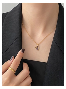 Detailansicht der minimalistischen S925 Kette mit rotem Herzanhänger und strukturiertem Ring