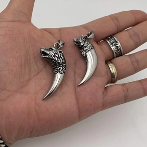 Pendentif dent de loup en acier titane pour hommes avec finition argentée vintage