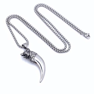Détail du pendentif dent de tête de loup en acier titane avec chaîne box polie